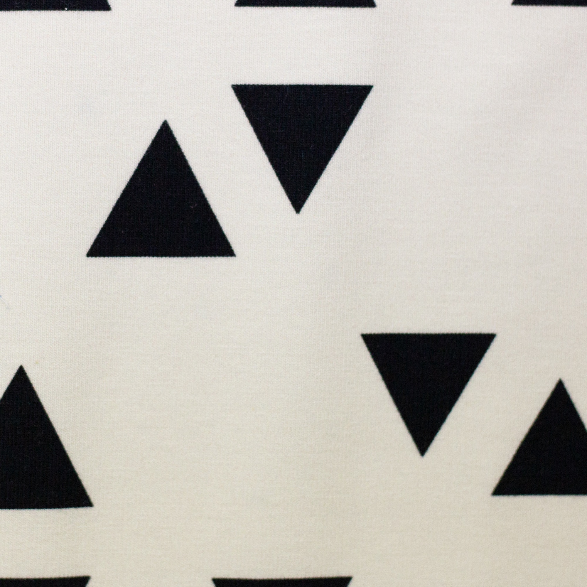 Jersey Stoff Grafische Dreiecke auf Weiß "Nora" von Swafing 