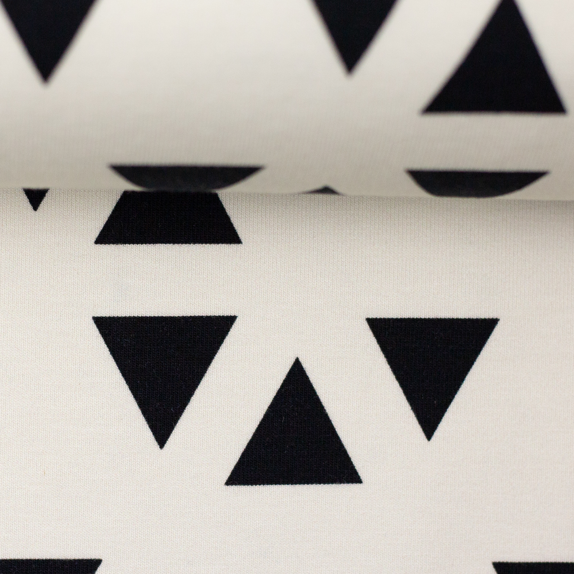 Jersey Stoff Grafische Dreiecke auf Weiß "Nora" von Swafing 